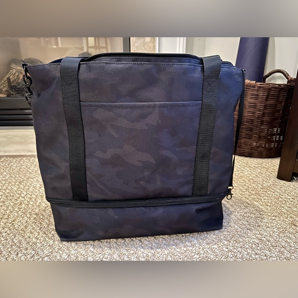 Lo & Sons Catalina Deluxe Tote in Navy Camo